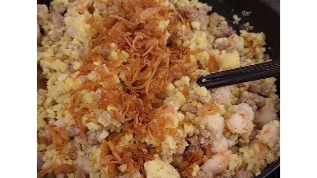 Saute Onion, Pork, Shrimp, Mung Bean, fry onion And Spice