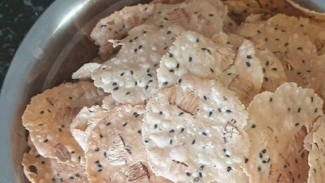 Vietnamese Gluten Free Black Seasame Rice Cracker Recipe