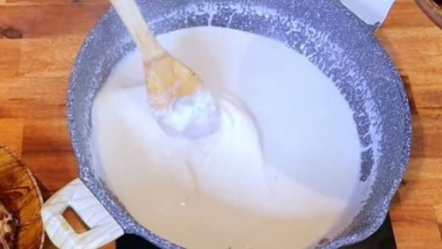 Parmesan Cream Sauce Making